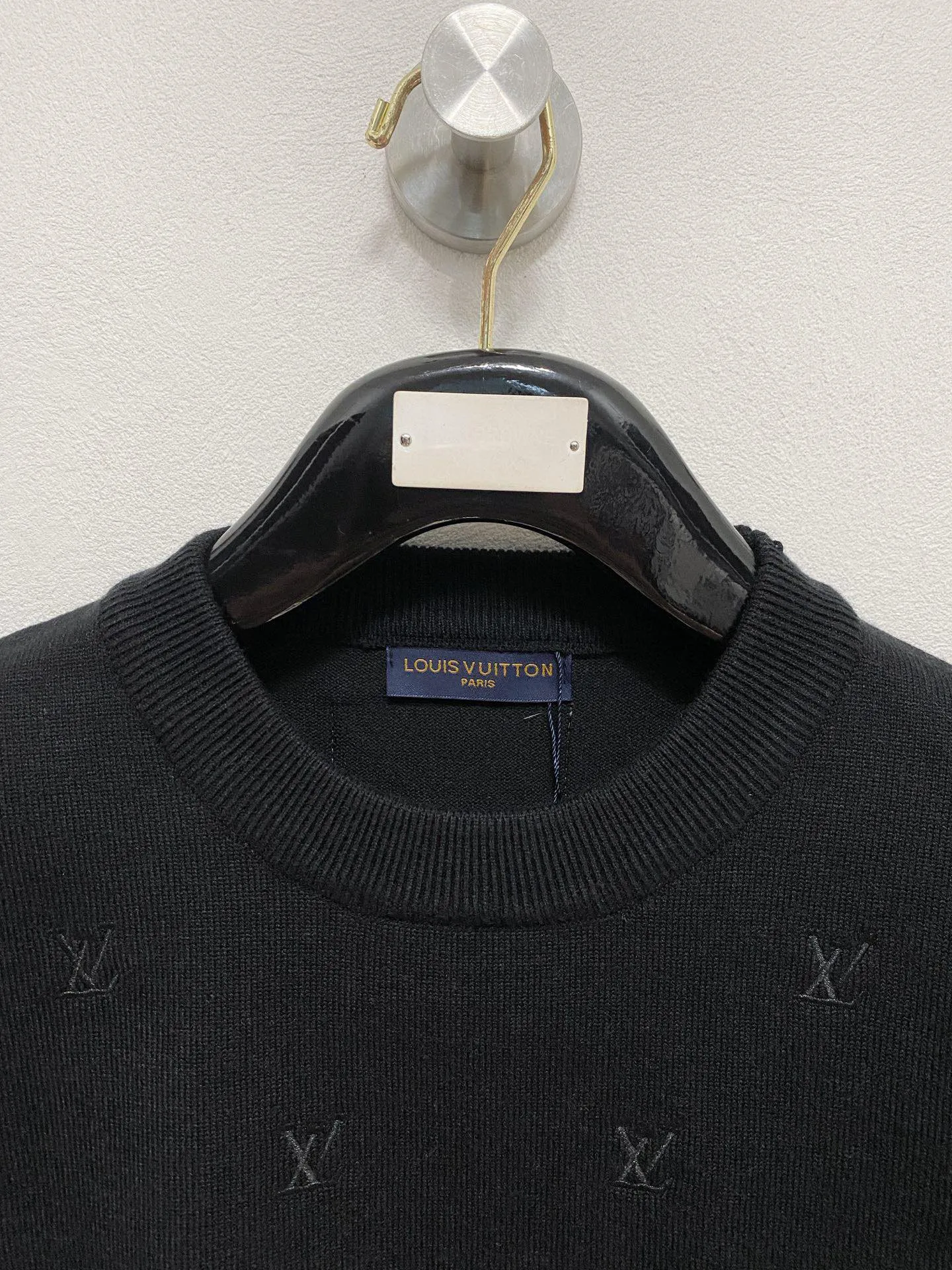 🅿️440 [LV Louis Vuitton] Autumn and winter classic lapel sweater, in full condition! ! ! Wool blended fabric, the latest model in 2025, golden ratio! ! Slim-fitting soft gold, versatile and practical item, the combination and practicality are extremely powerful, simple and elegant, and classy! To create your own style, it is highly recommended to buy it in two colors. The standard slim fit tailoring process is suitable for both young and old men. It is knitted from wool and will not cause any discomfort! While keeping warm, it is stylish, textured and wearable, and the classic logo with contrasting colors on the chest feels in place! ! Recommended for regular customers! ! Size M-3XL (maximum wear: 190 pounds)